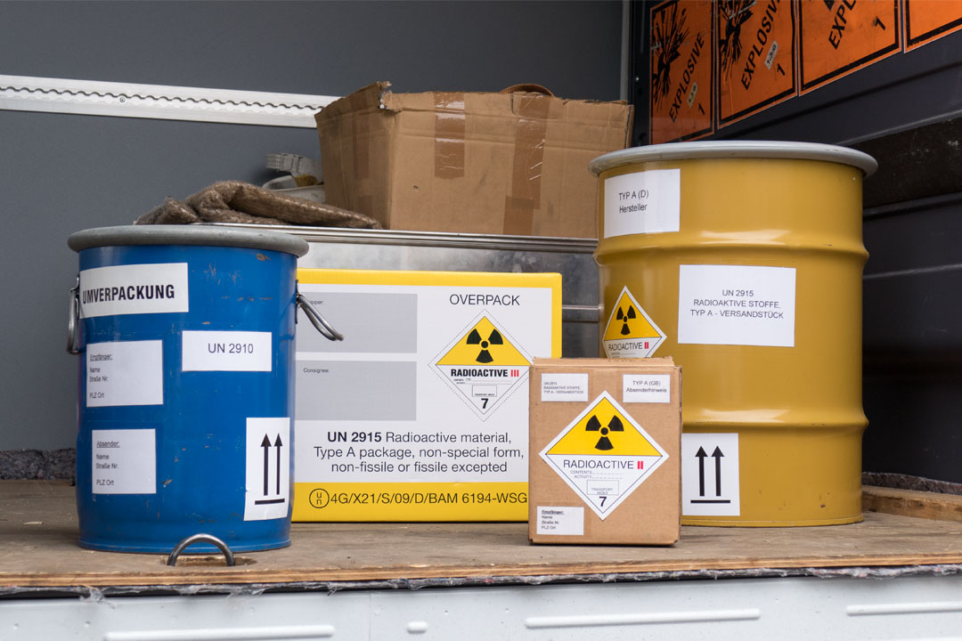 Non packaged. Перевозка опасных грузов. Radioactive material Type a package. Мебельный клей опасный груз. Авто опасных грузов токсичных материалов.